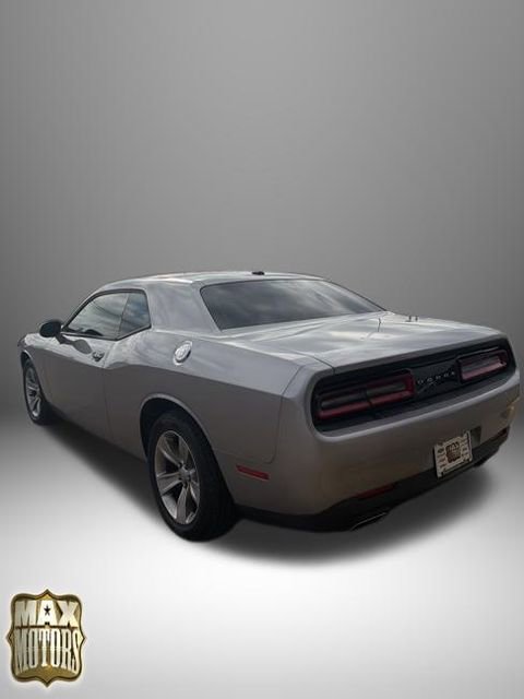 Used 2016 Dodge Challenger SXT image 9