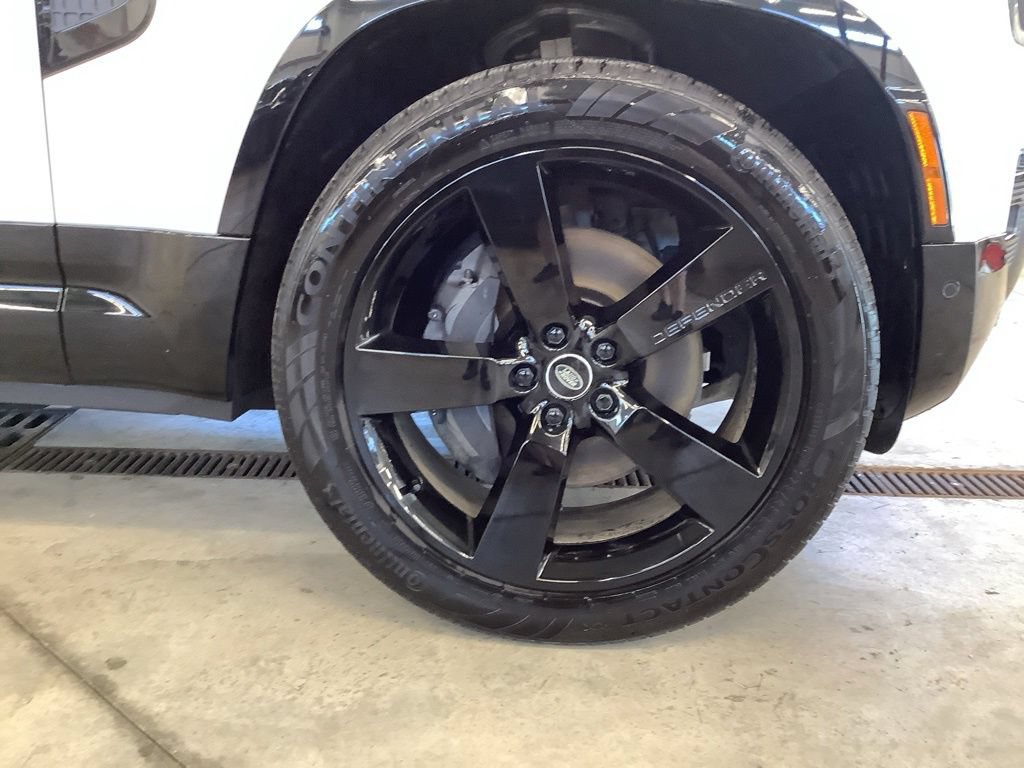 Used 2025 Land Rover Defender 130 X-Dynamic SE AWD/4WD image 33