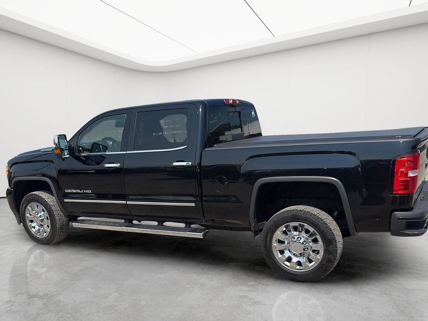 Used 2017 GMC Sierra 2500 Denali w/ Duramax Plus Package AWD/4WD image 7