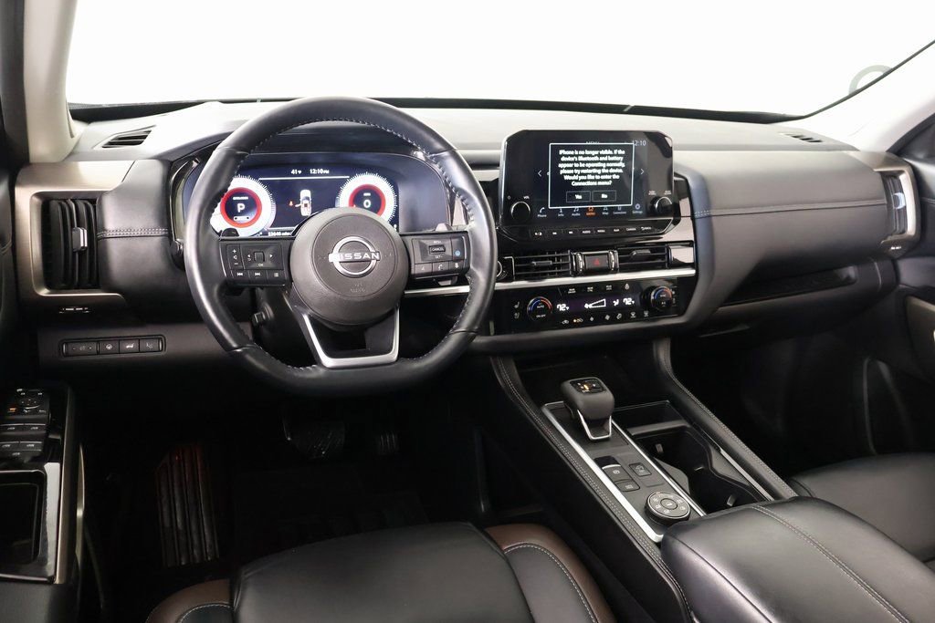 Used 2024 Nissan Pathfinder Platinum image 2