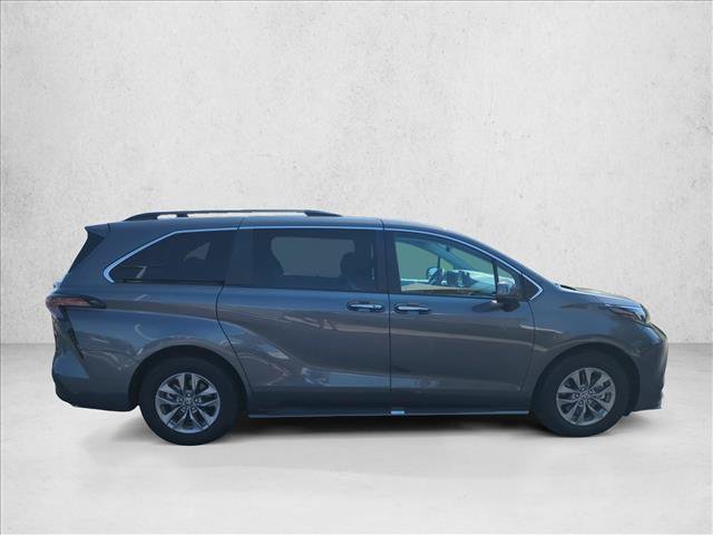 Certified 2025 Toyota Sienna XLE FWD image 4