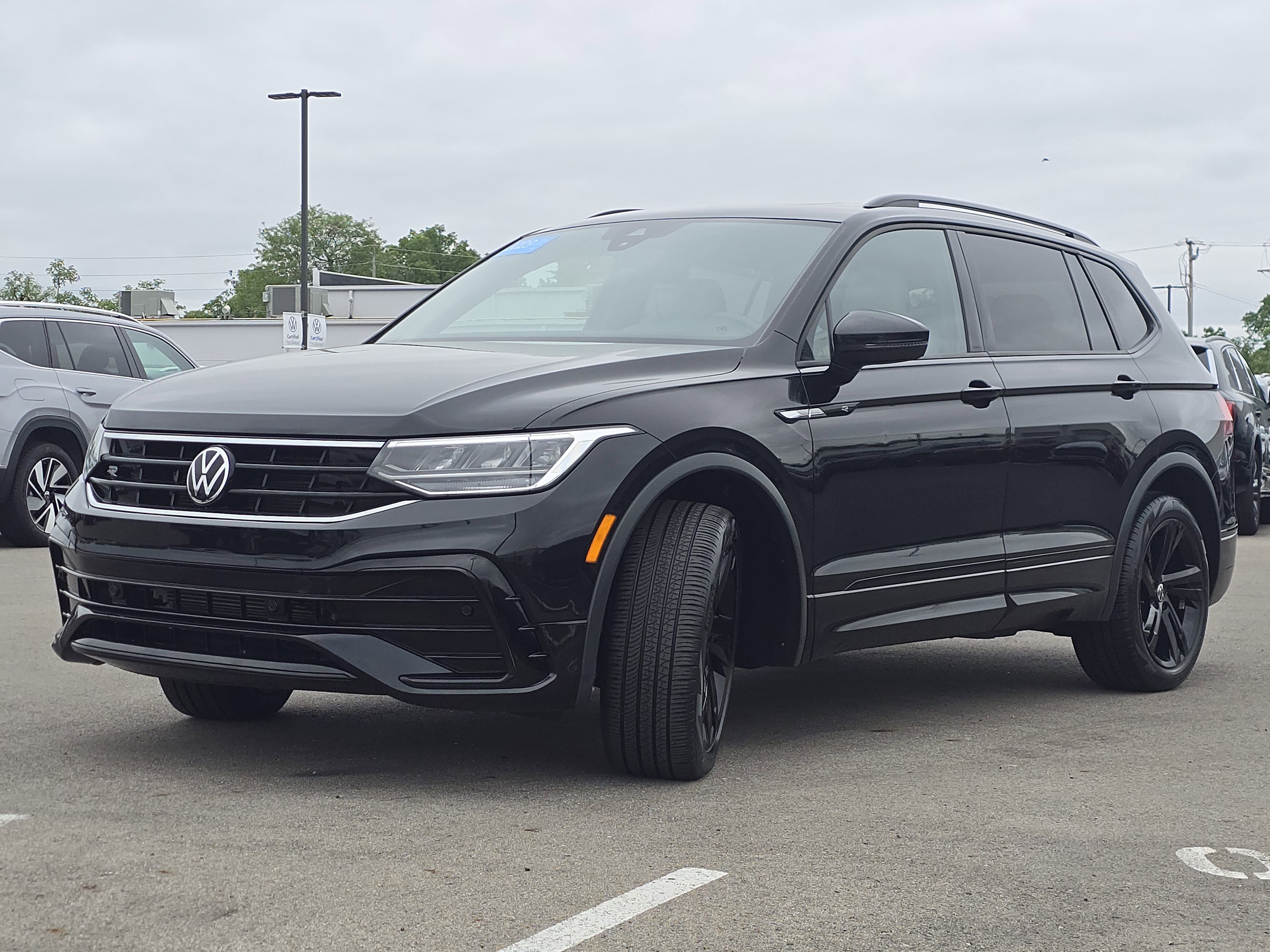 Certified 2023 Volkswagen Tiguan SE R-Line AWD/4WD image 3