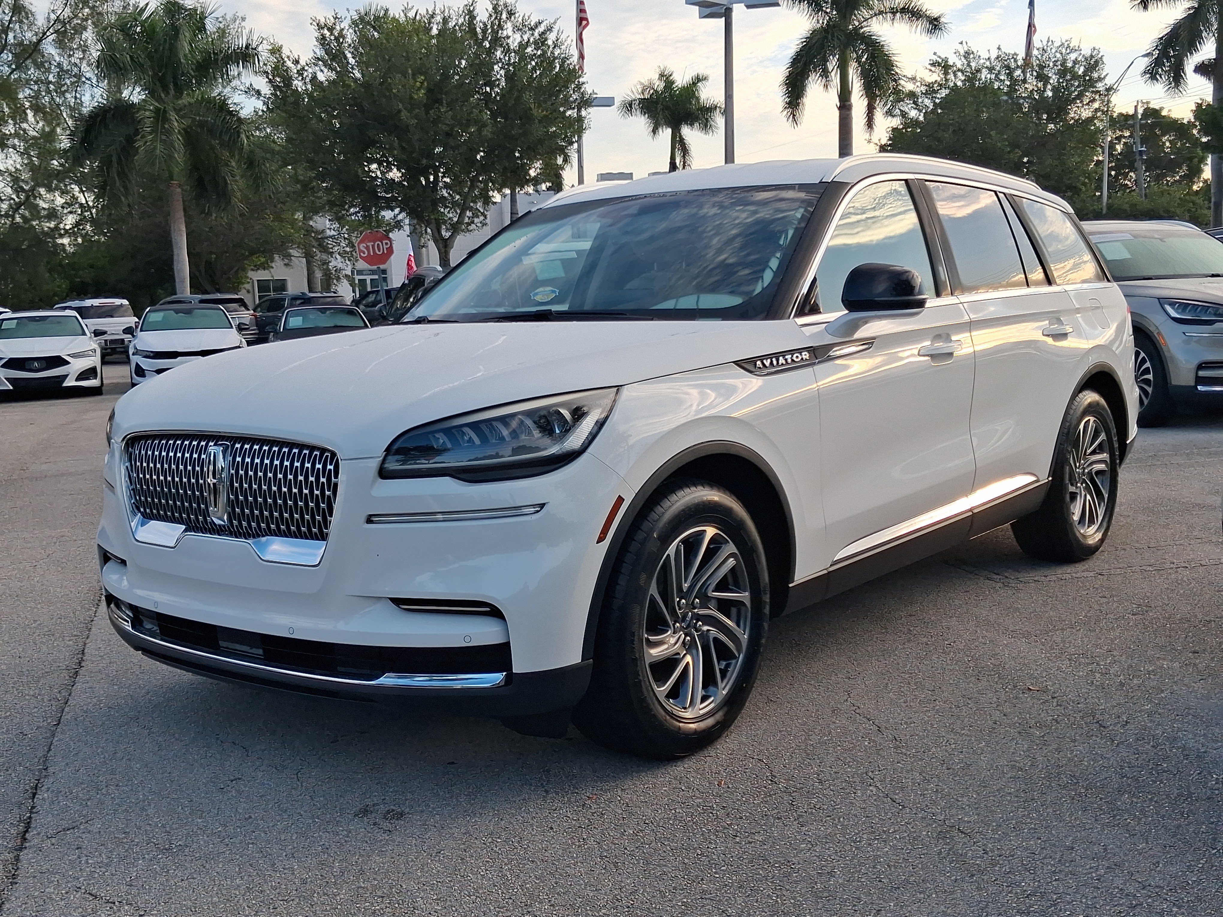 Used 2020 Lincoln Aviator 2WD image 2