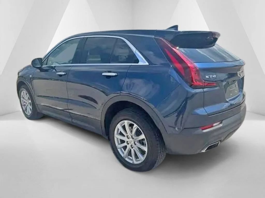 Used 2022 Cadillac XT4 Luxury w/ Cold Weather Package FWD image 5