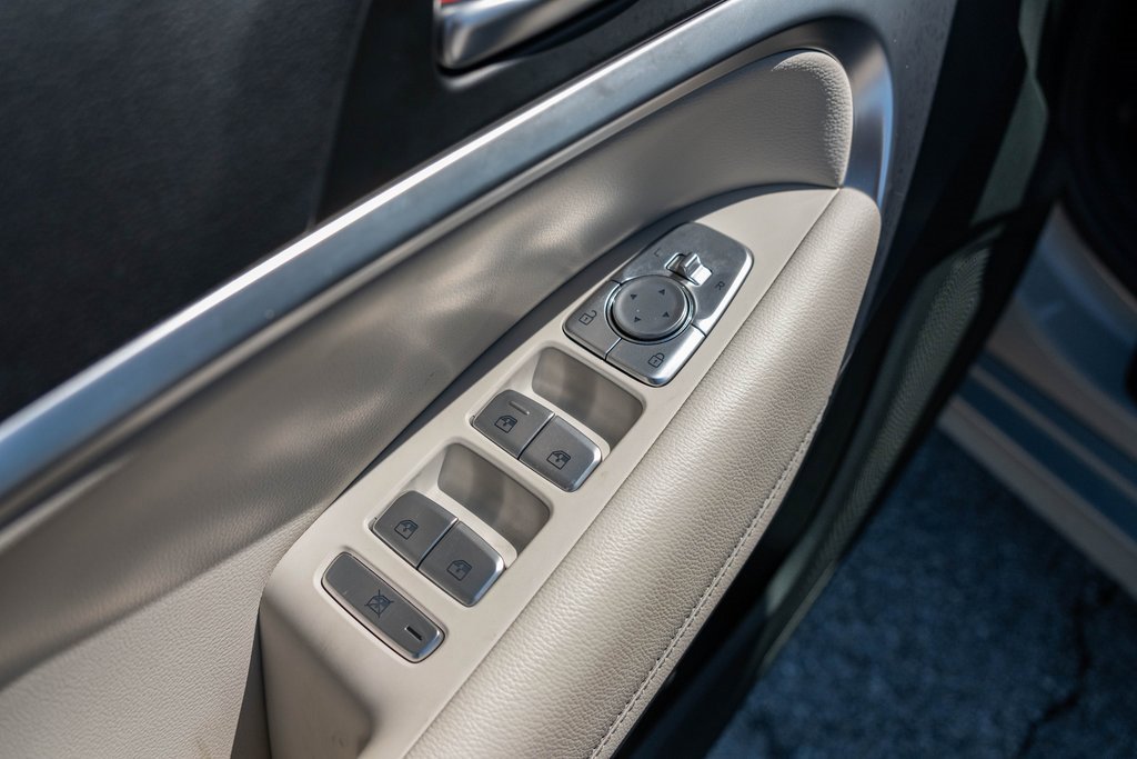 Used 2025 Genesis G70 2.5T image 13