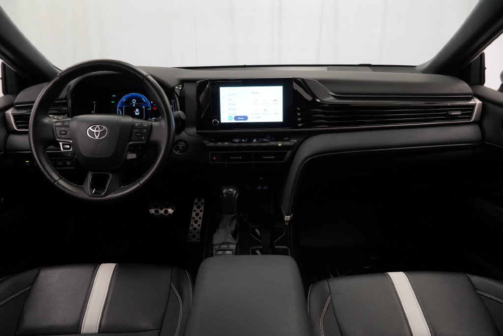 Used 2025 Toyota Camry SE FWD image 3