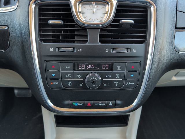 Used 2016 Chrysler Town & Country Touring-L FWD image 23