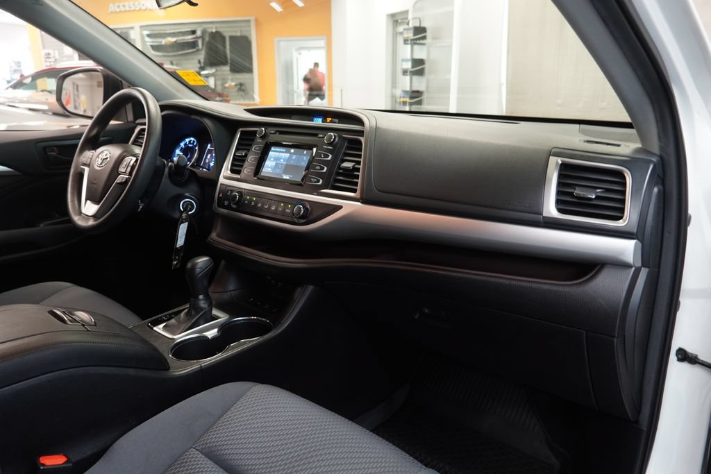 Used 2019 Toyota Highlander LE AWD/4WD image 37