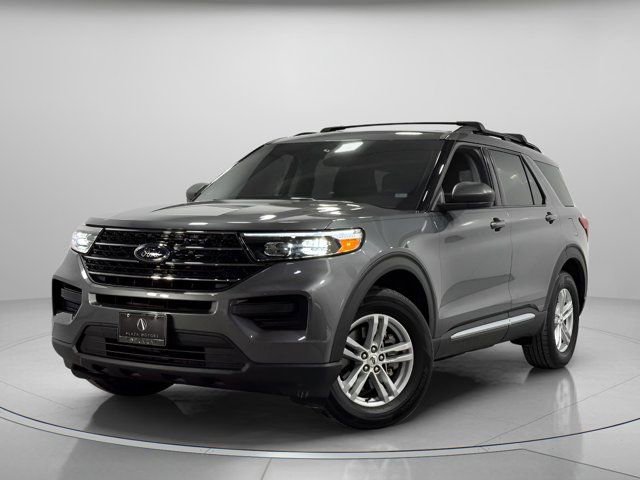 Used 2023 Ford Explorer XLT image 2
