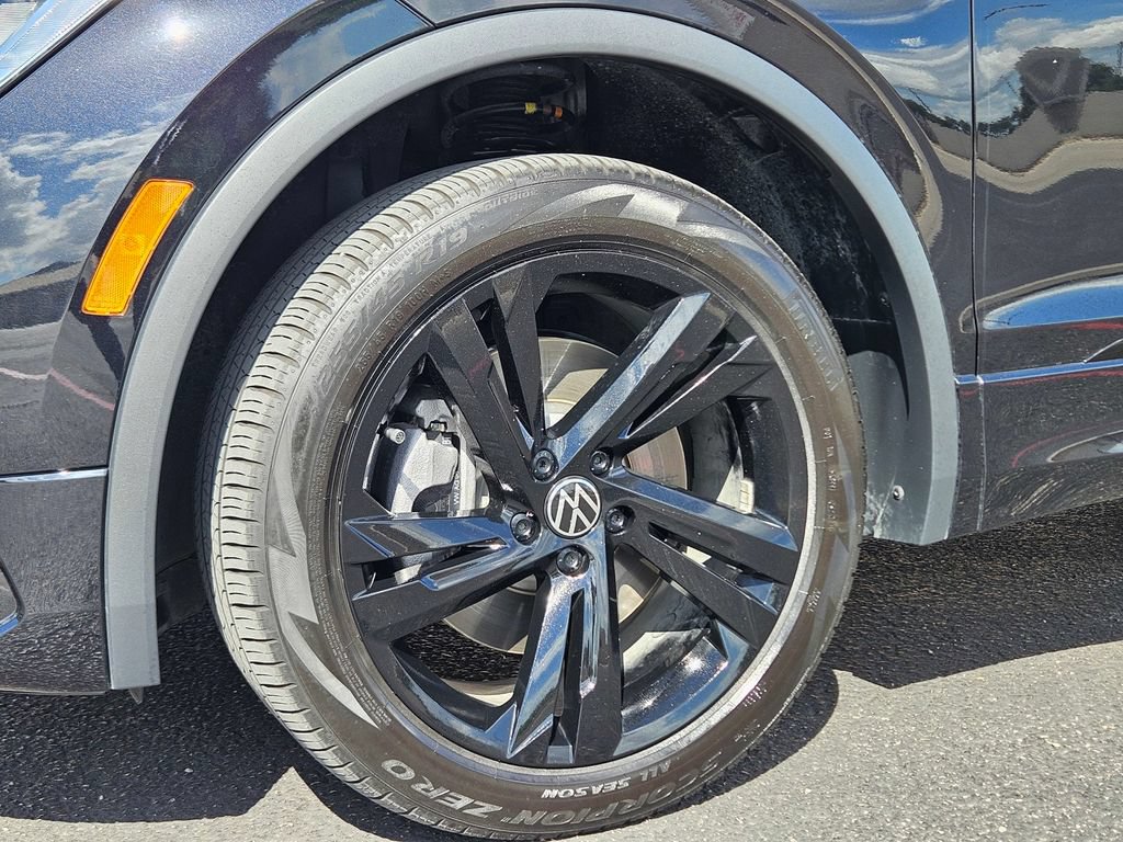 Used 2024 Volkswagen Tiguan SE R-Line w/ MDO Package, Three-Row FWD image 9