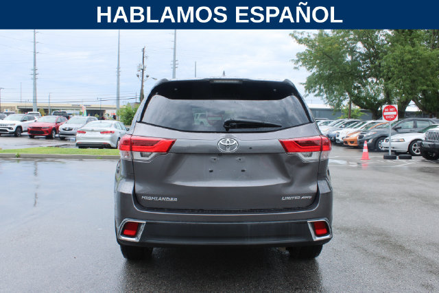 Used 2017 Toyota Highlander Limited AWD/4WD image 4