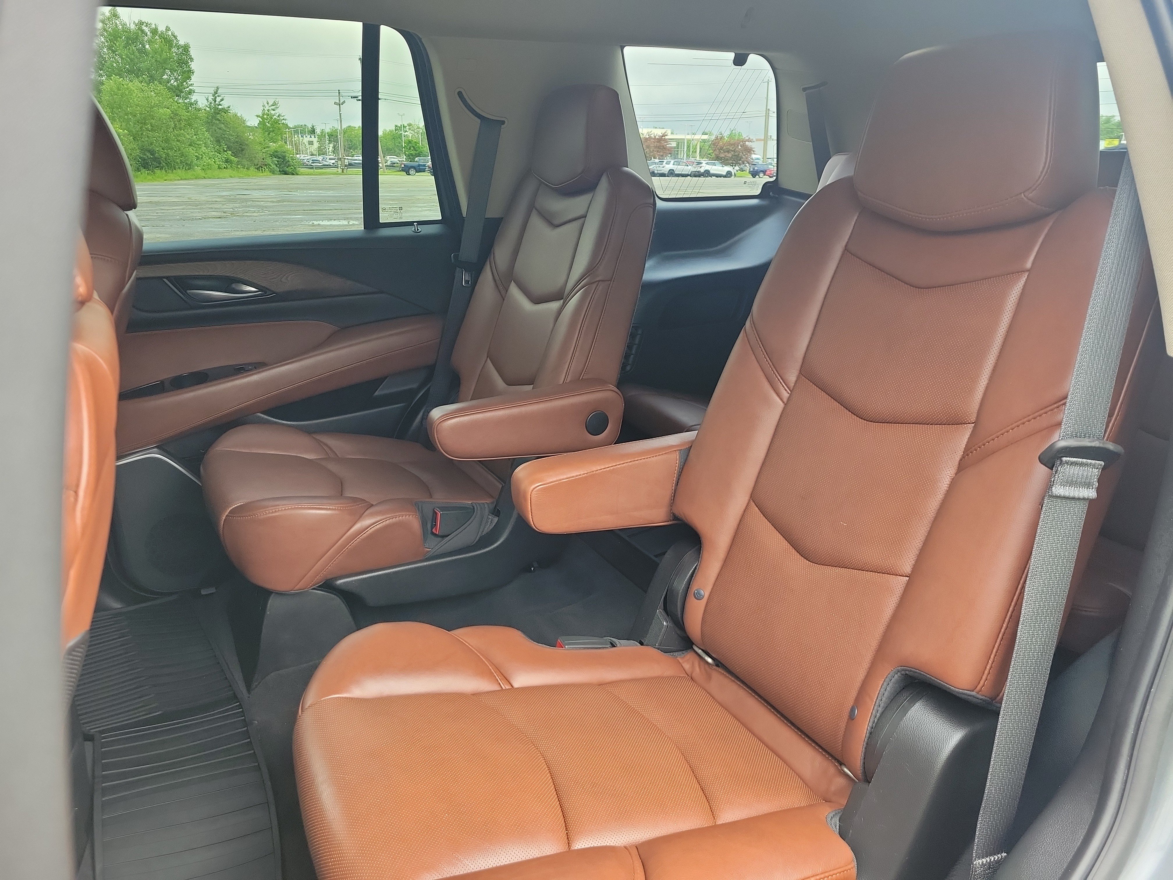 Used 2018 Cadillac Escalade Luxury AWD/4WD image 16