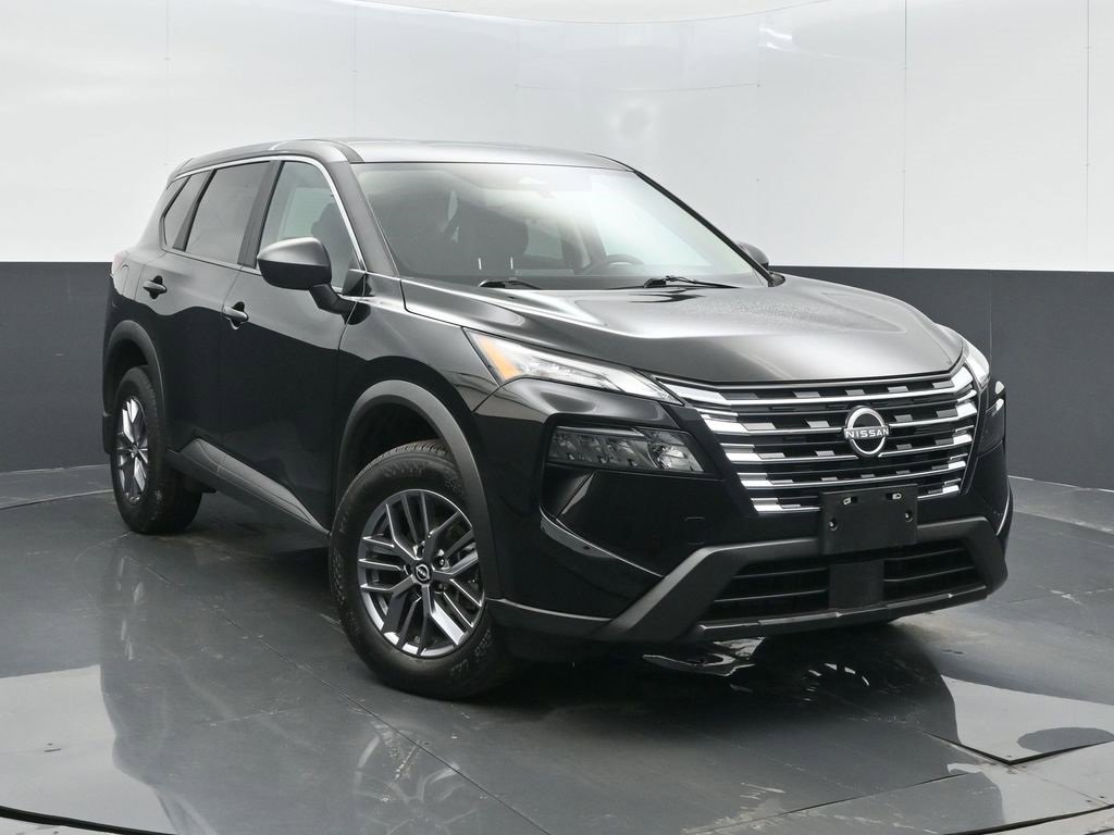 Used 2025 Nissan Rogue S image 2