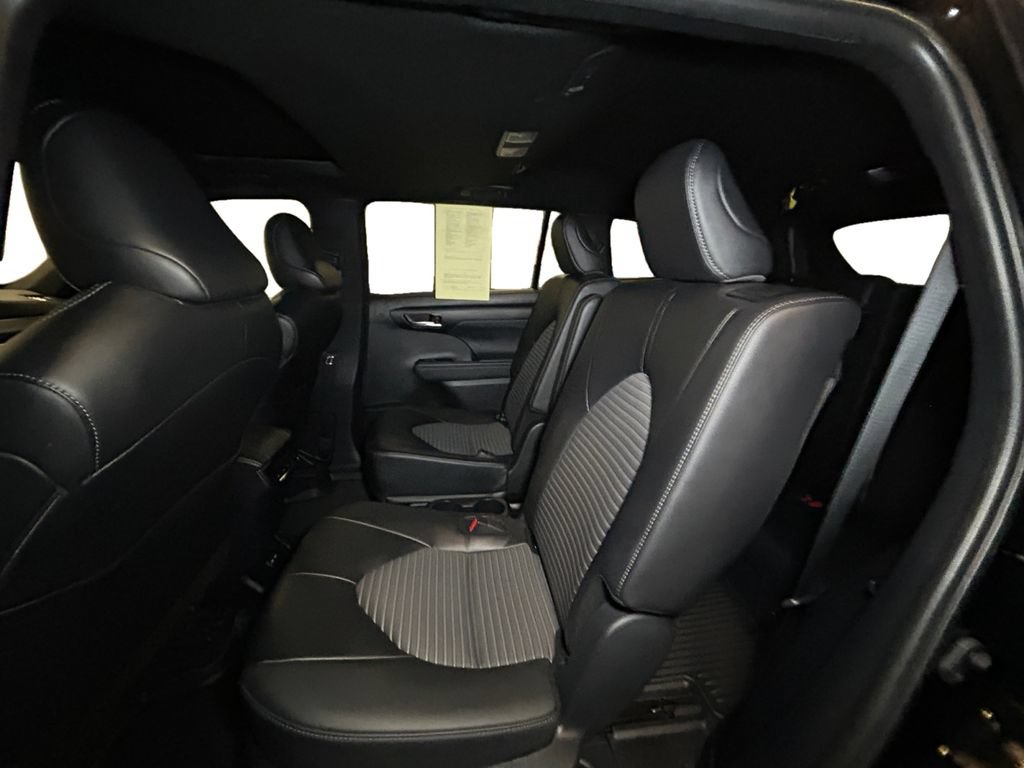 Used 2025 Toyota Highlander XSE AWD/4WD image 13