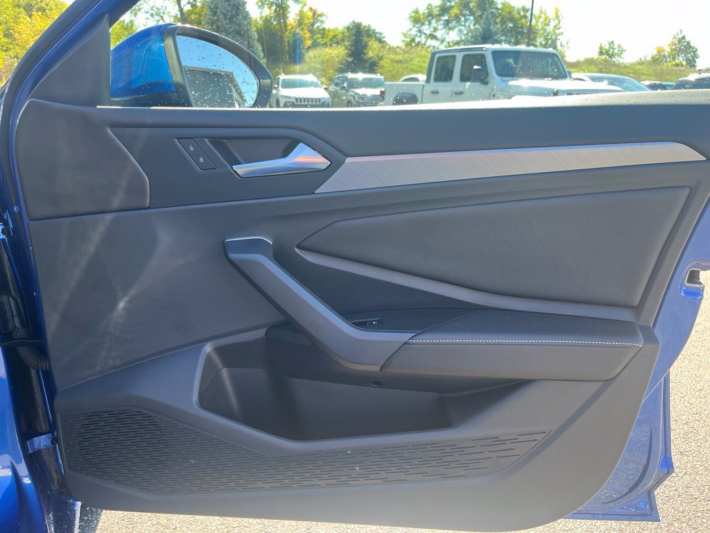 Certified 2024 Volkswagen Jetta SE w/ Panoramic Sunroof Package FWD image 12