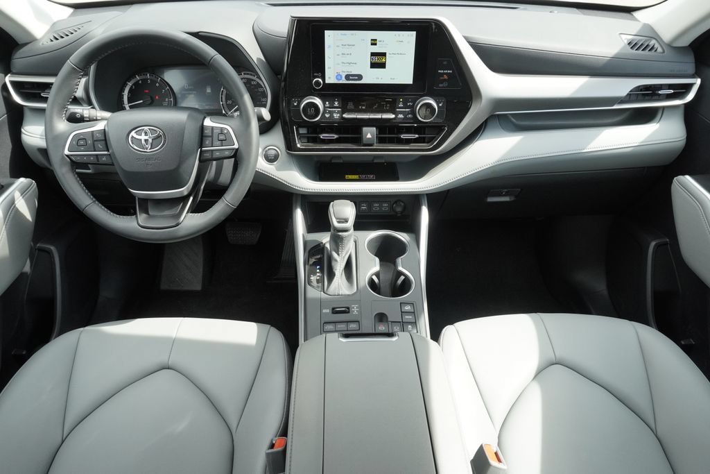 Used 2026 Toyota Highlander Limited AWD/4WD image 9