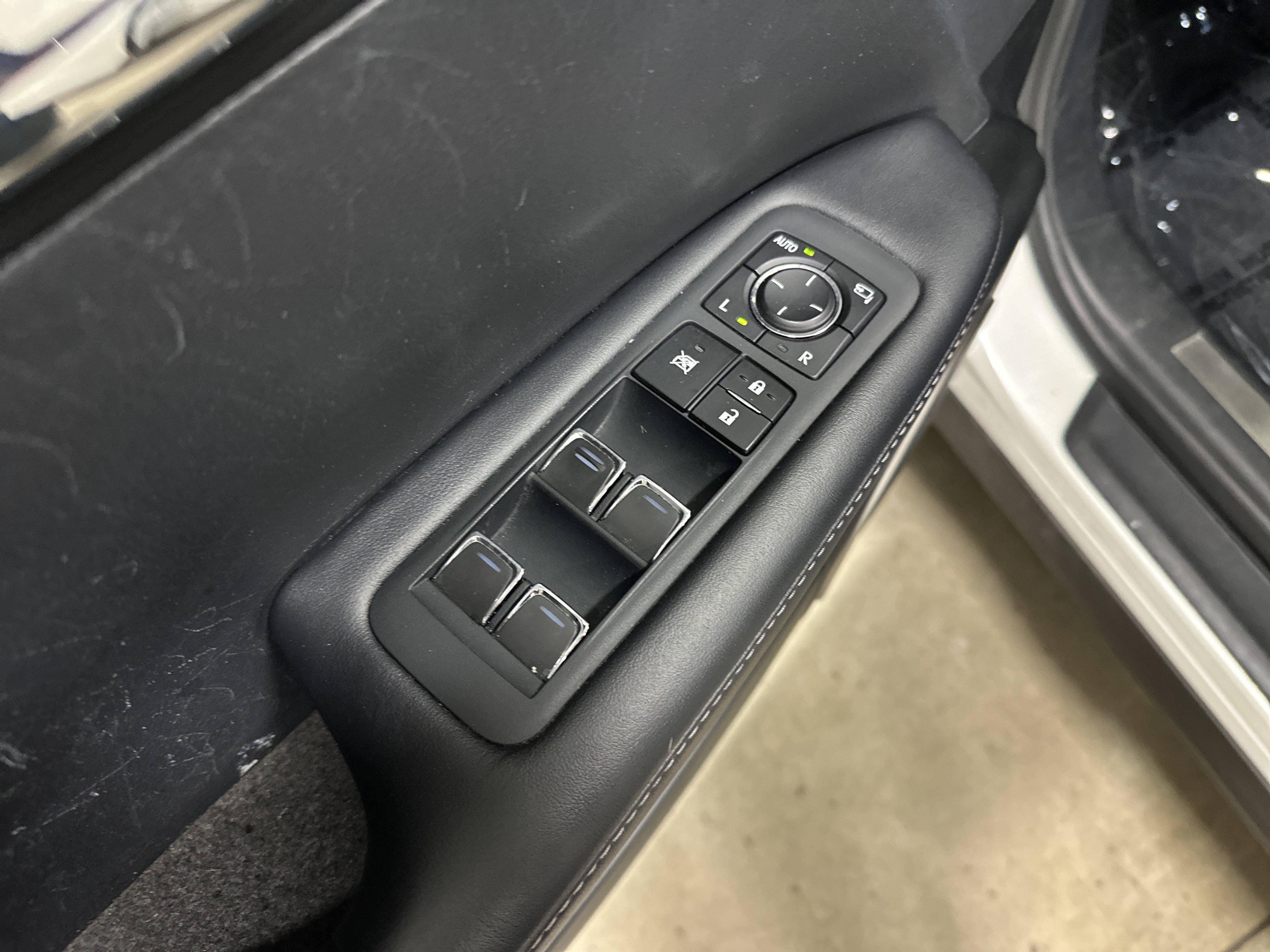 Used 2021 Lexus RX 350L Premium w/ Premium Package AWD/4WD image 15