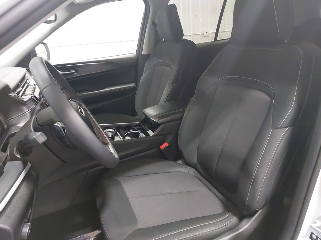 Used 2023 Jeep Grand Cherokee Laredo image 14