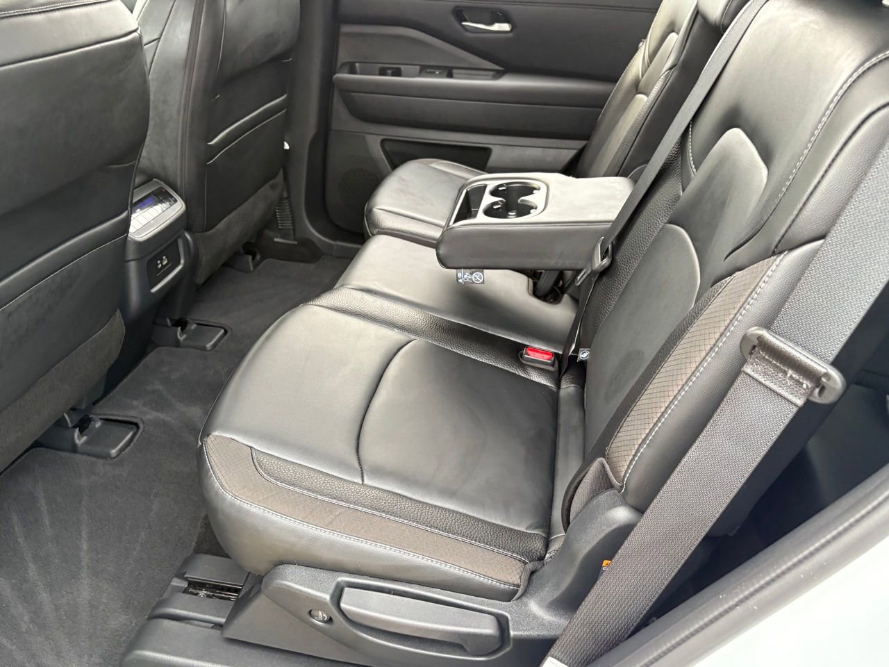 Certified 2025 Nissan Pathfinder SL image 33