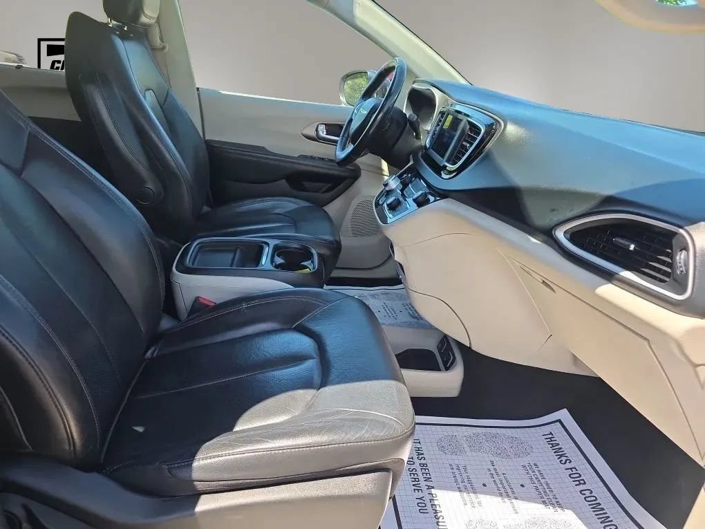 Used 2020 Chrysler Pacifica Touring-L FWD image 12