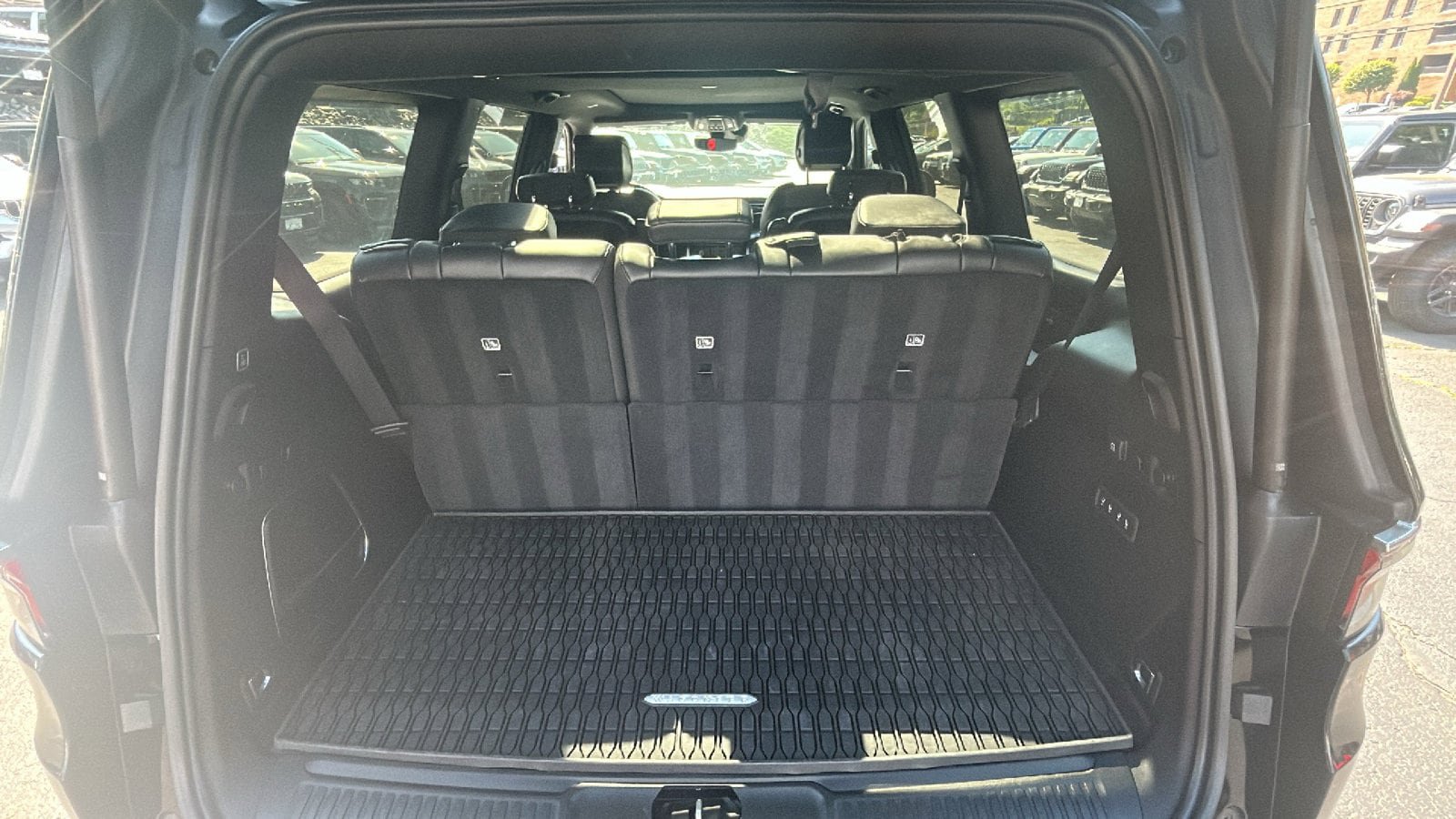 Certified 2022 Jeep Wagoneer Series III w/ Premium Group I AWD/4WD image 7