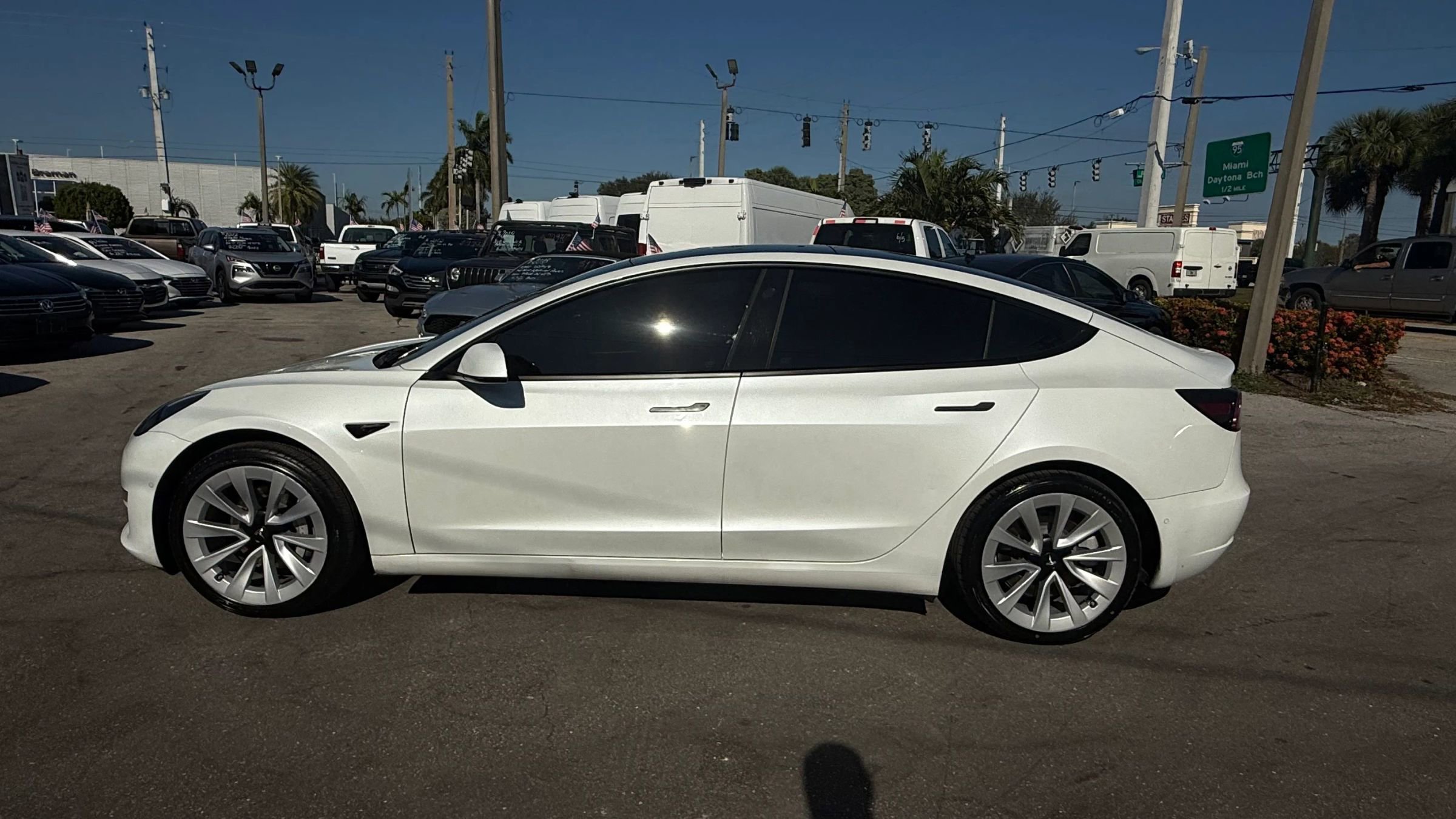 Used 2022 Tesla Model 3 Standard Range RWD image 3