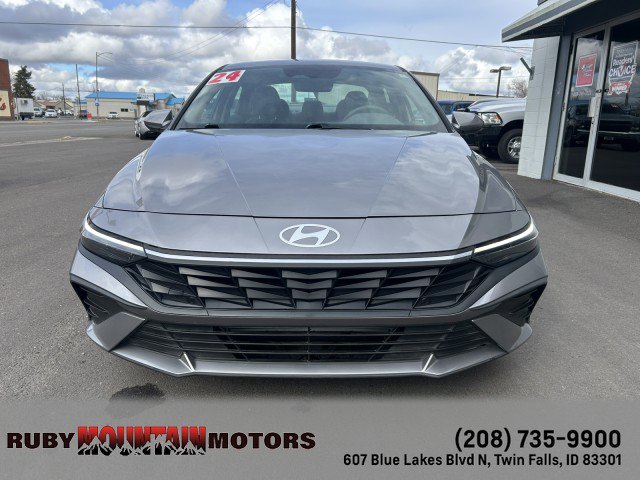 Used 2024 Hyundai Elantra SE image 2