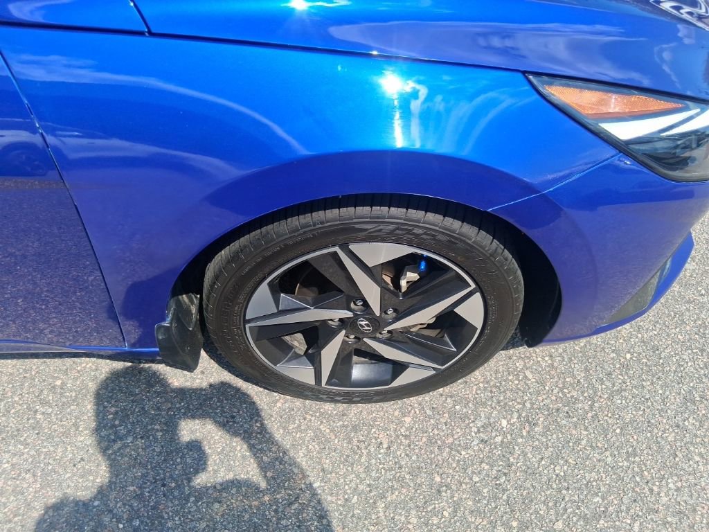 Used 2022 Hyundai Elantra Limited w/ Winter Weather Package image 9