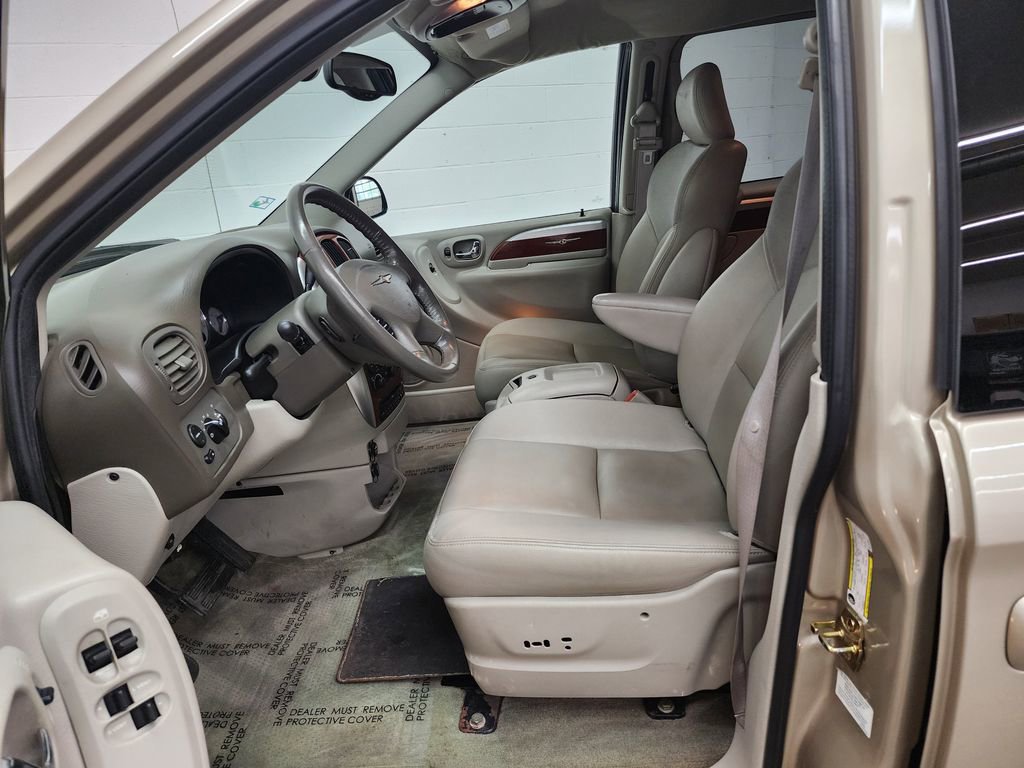 Used 2006 Chrysler Town & Country Limited w/ Trailer Tow Prep Group FWD image 12