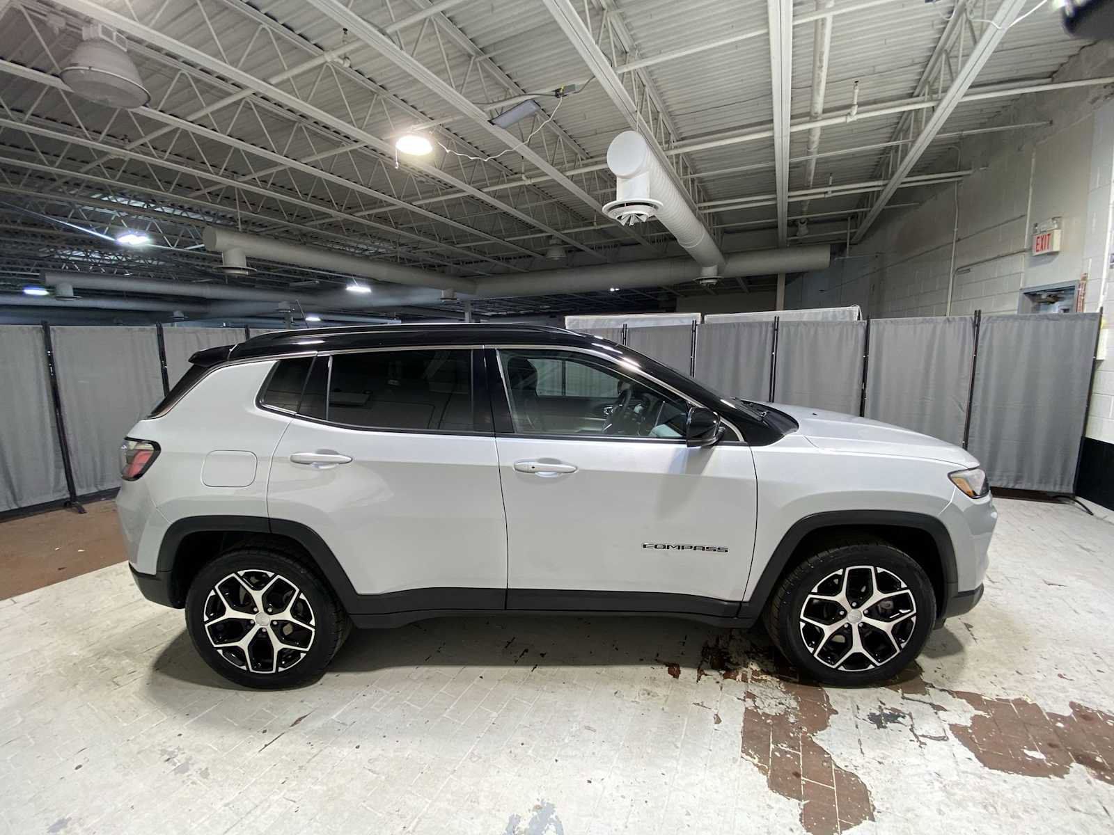 Used 2024 Jeep Compass Limited AWD/4WD image 27