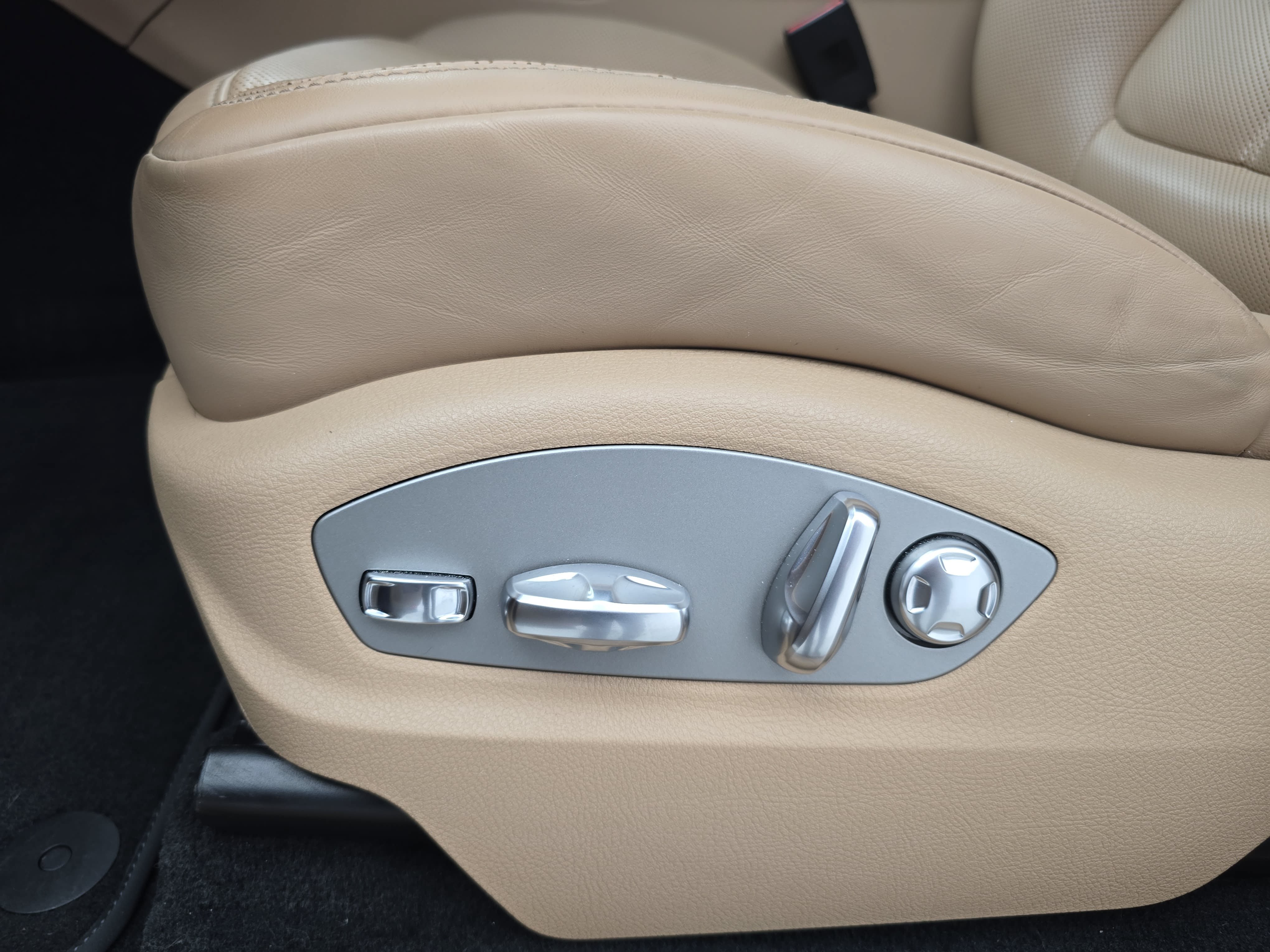 Certified 2024 Porsche Macan AWD/4WD image 31