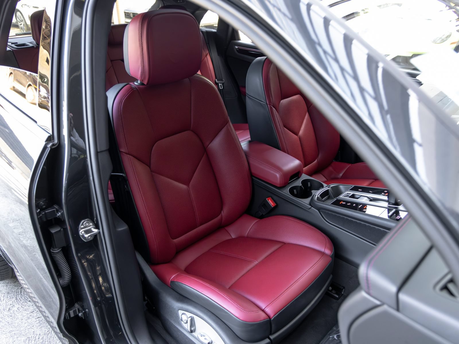 Certified 2023 Porsche Macan AWD/4WD image 57