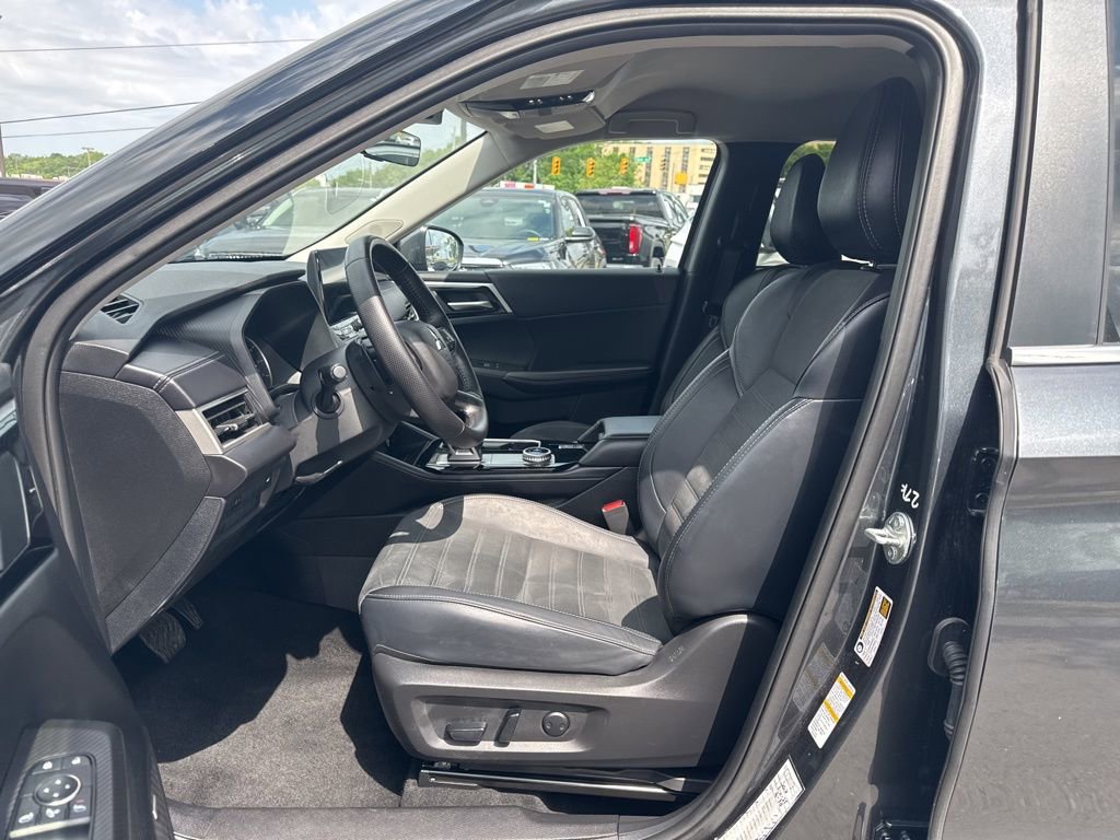 Used 2025 Mitsubishi Outlander SE FWD image 16