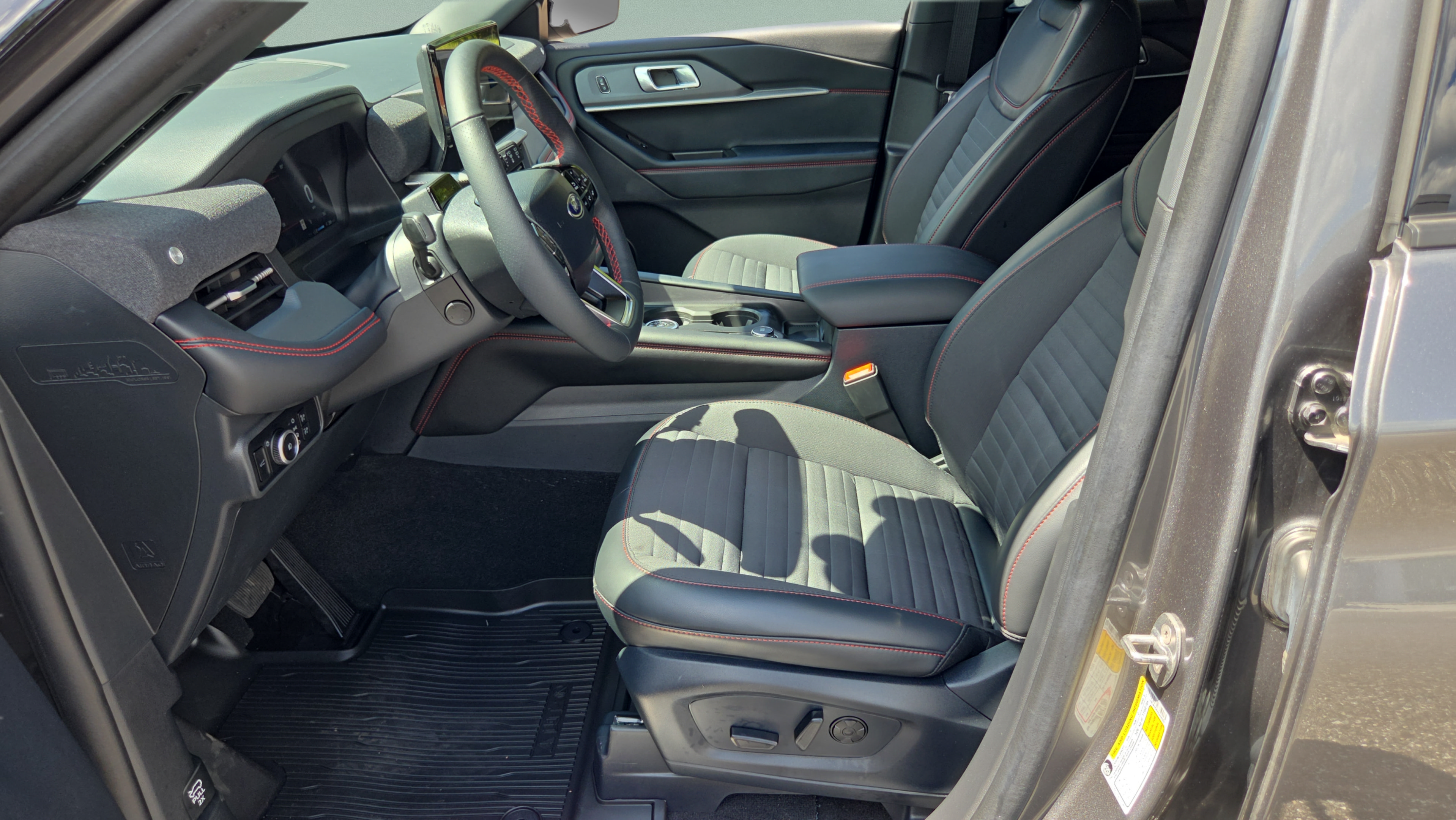 Used 2025 Ford Explorer ST-Line w/ Premium Package RWD image 9