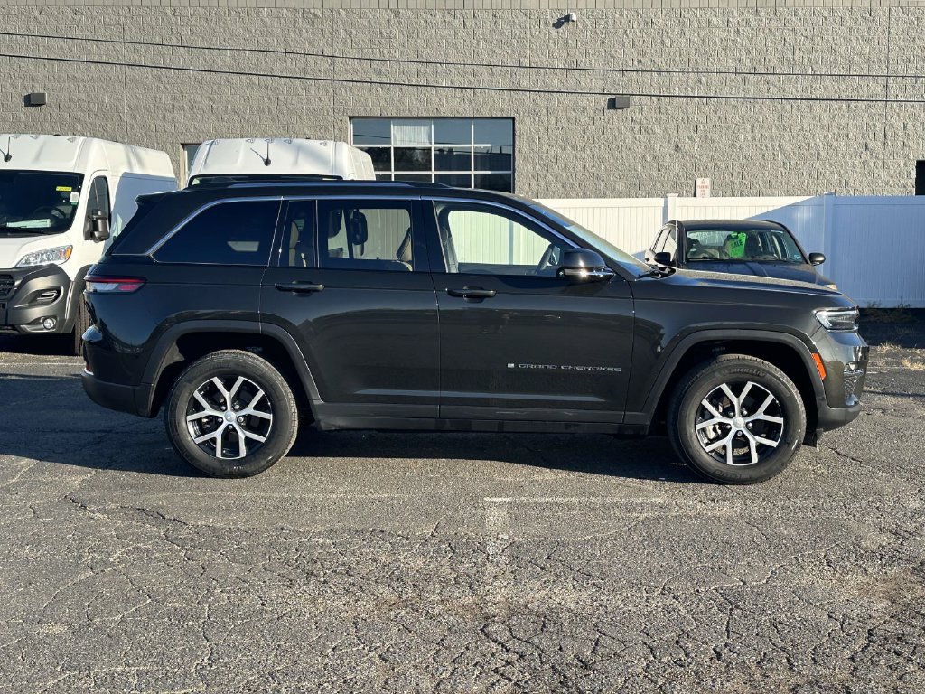 Used 2023 Jeep Grand Cherokee Limited AWD/4WD image 2