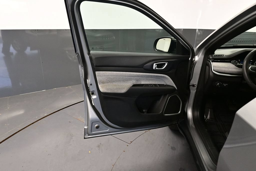 Used 2024 Jeep Compass Latitude AWD/4WD image 24