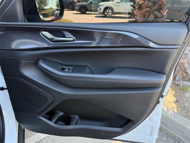 Used 2023 Jeep Grand Cherokee Altitude image 25