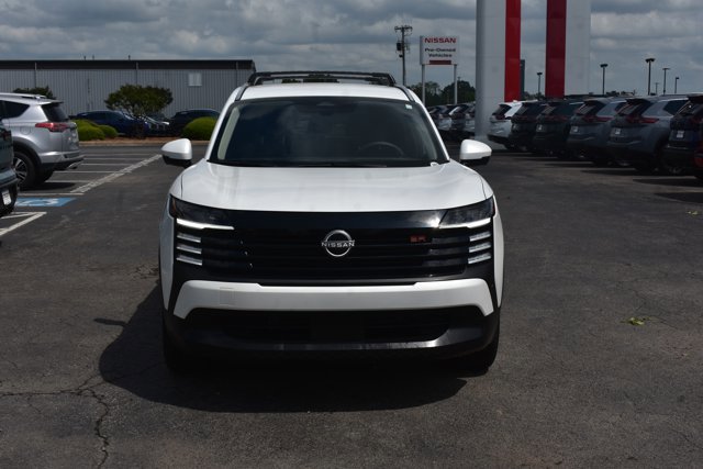 Used 2025 Nissan Kicks SR FWD image 2