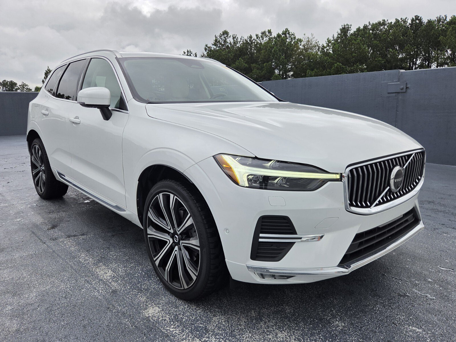 Used 2023 Volvo XC60 B5 Ultimate w/ Climate Package FWD image 7