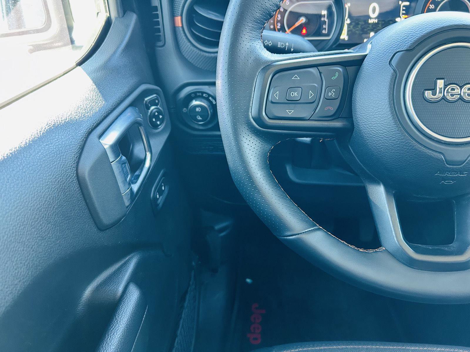 Used 2024 Jeep Gladiator Mojave w/ Technology Group image 16