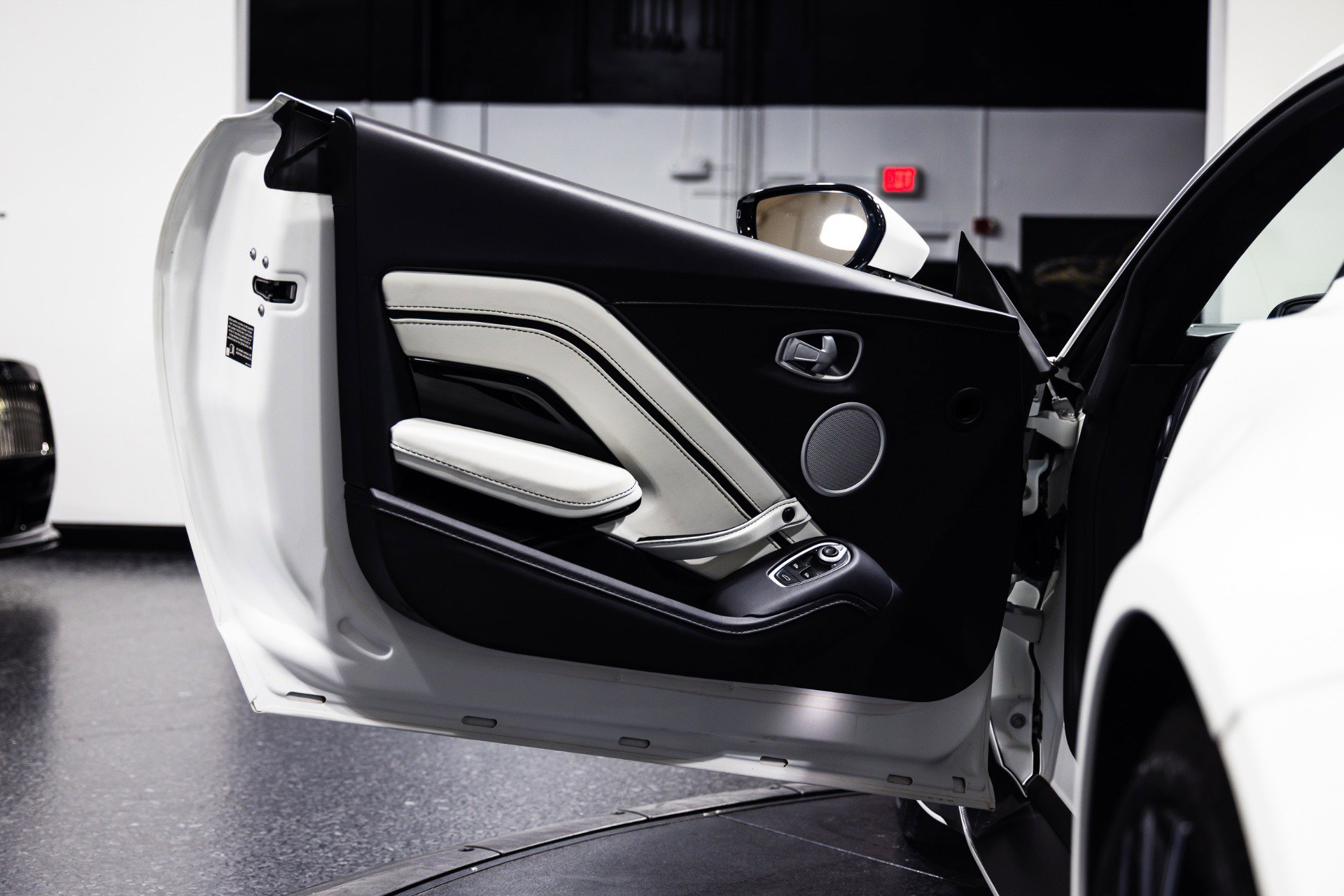 Used 2023 Aston Martin V12 Vantage image 17