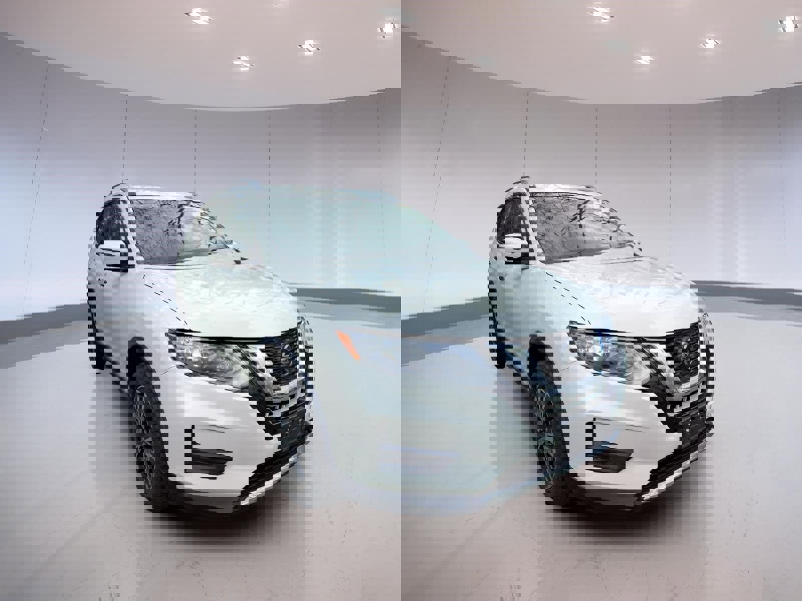 Used 2019 Nissan Rogue SV w/ Premium Package image 1