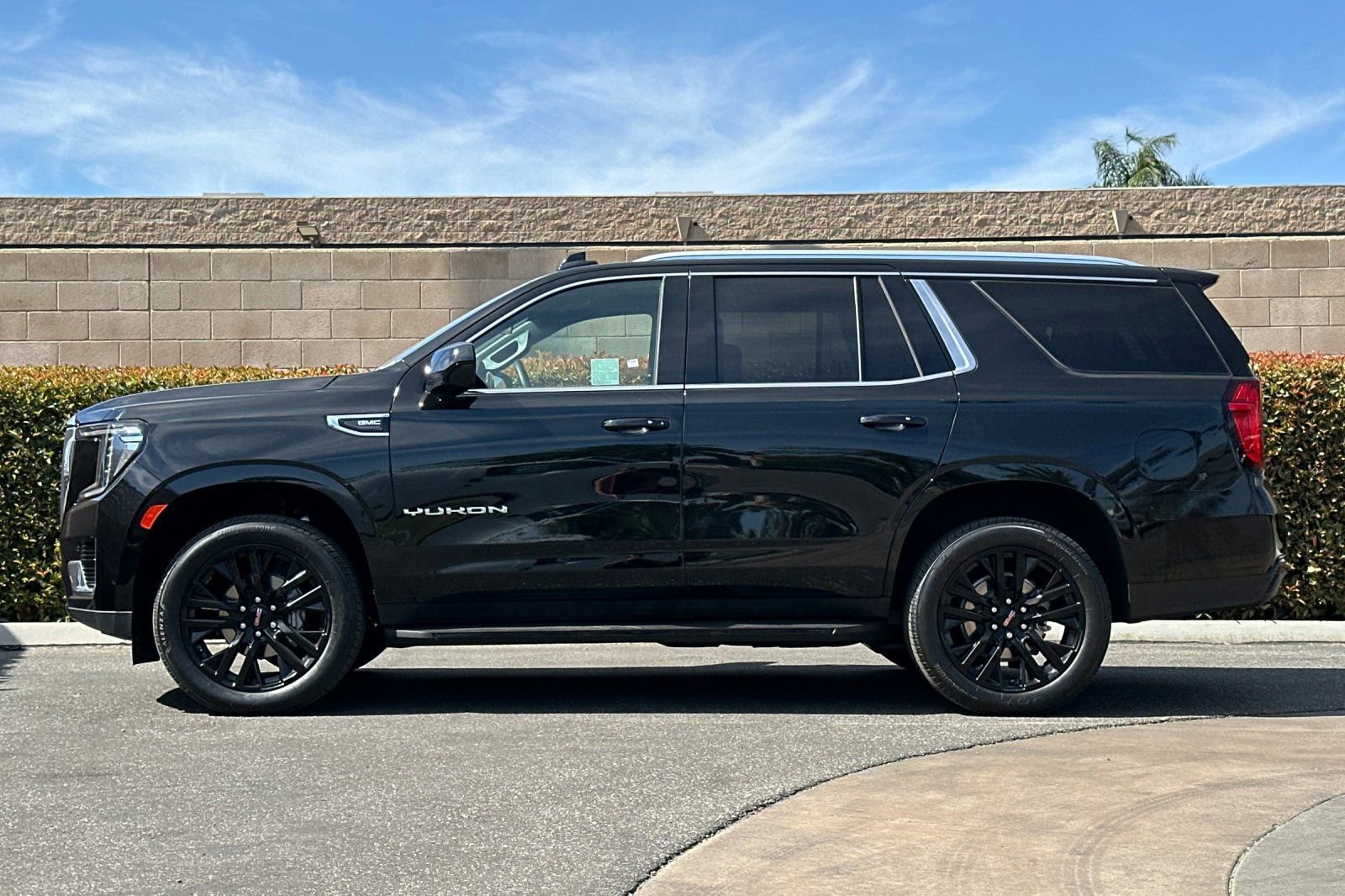 Used 2024 GMC Yukon SLE RWD image 7