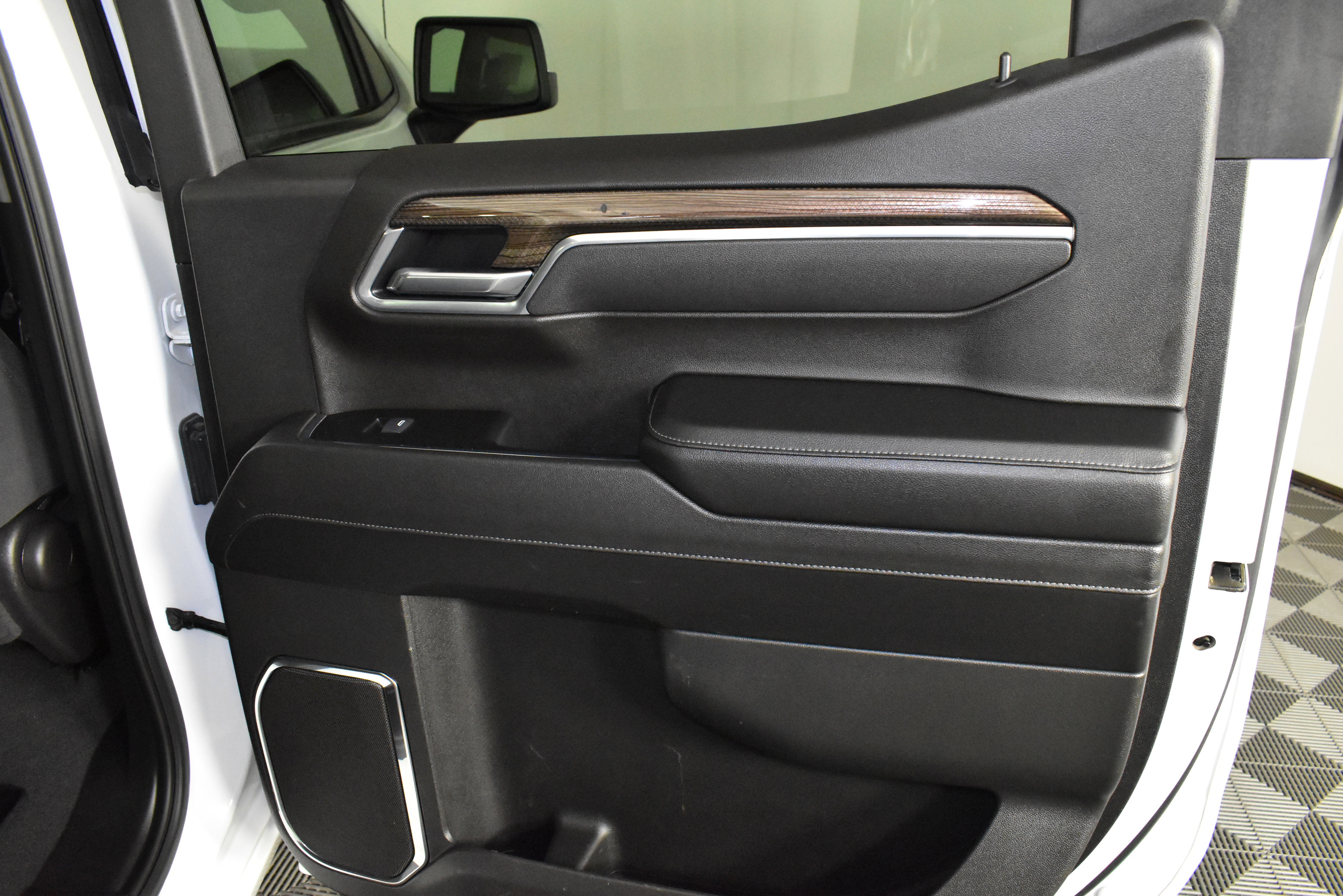 Used 2025 Chevrolet Silverado 1500 LT image 47