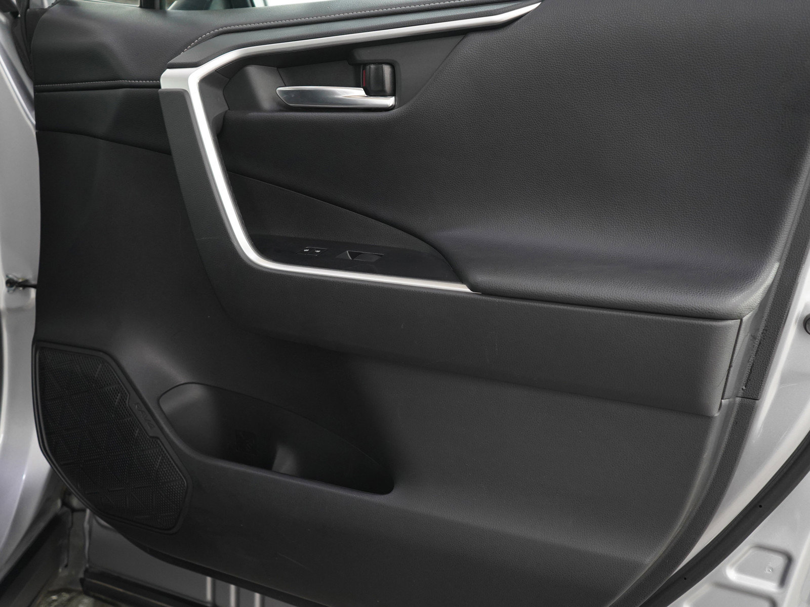 Used 2020 Toyota RAV4 Limited image 9