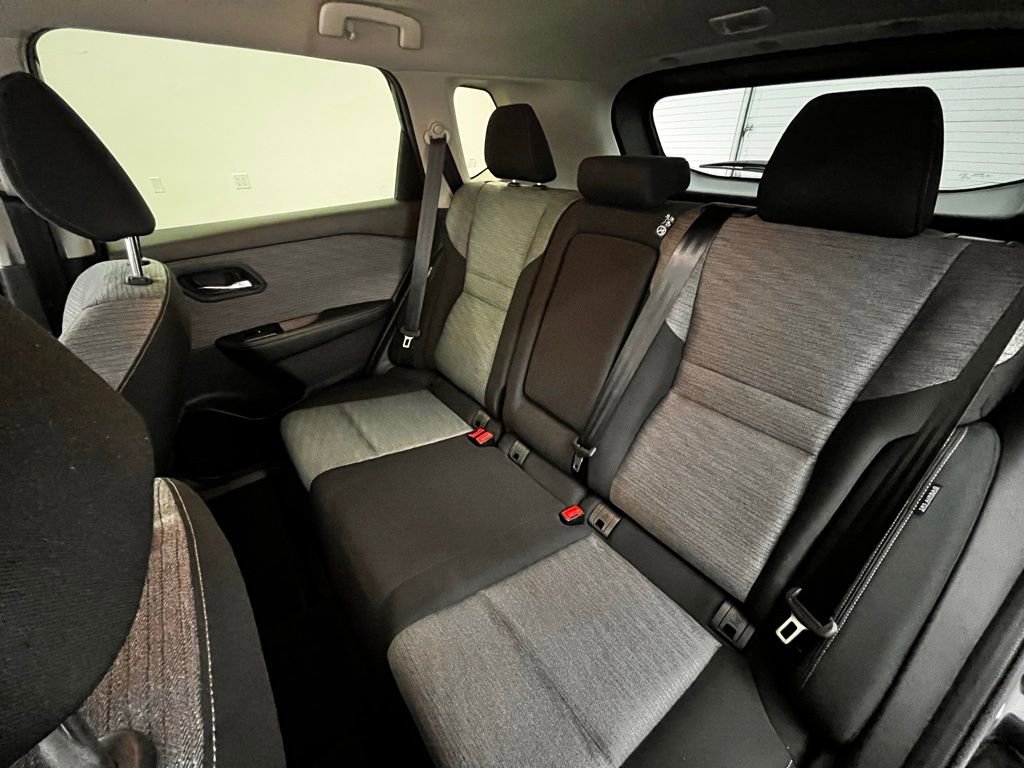 Used 2023 Nissan Rogue SV image 30