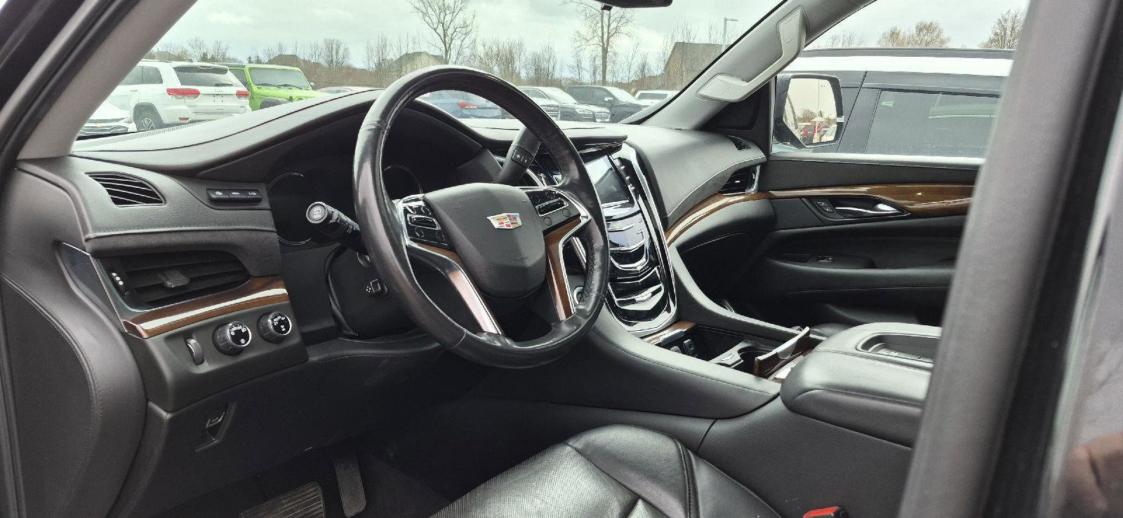 Used 2020 Cadillac Escalade Premium Luxury w/ Escalade Sport Edition image 9