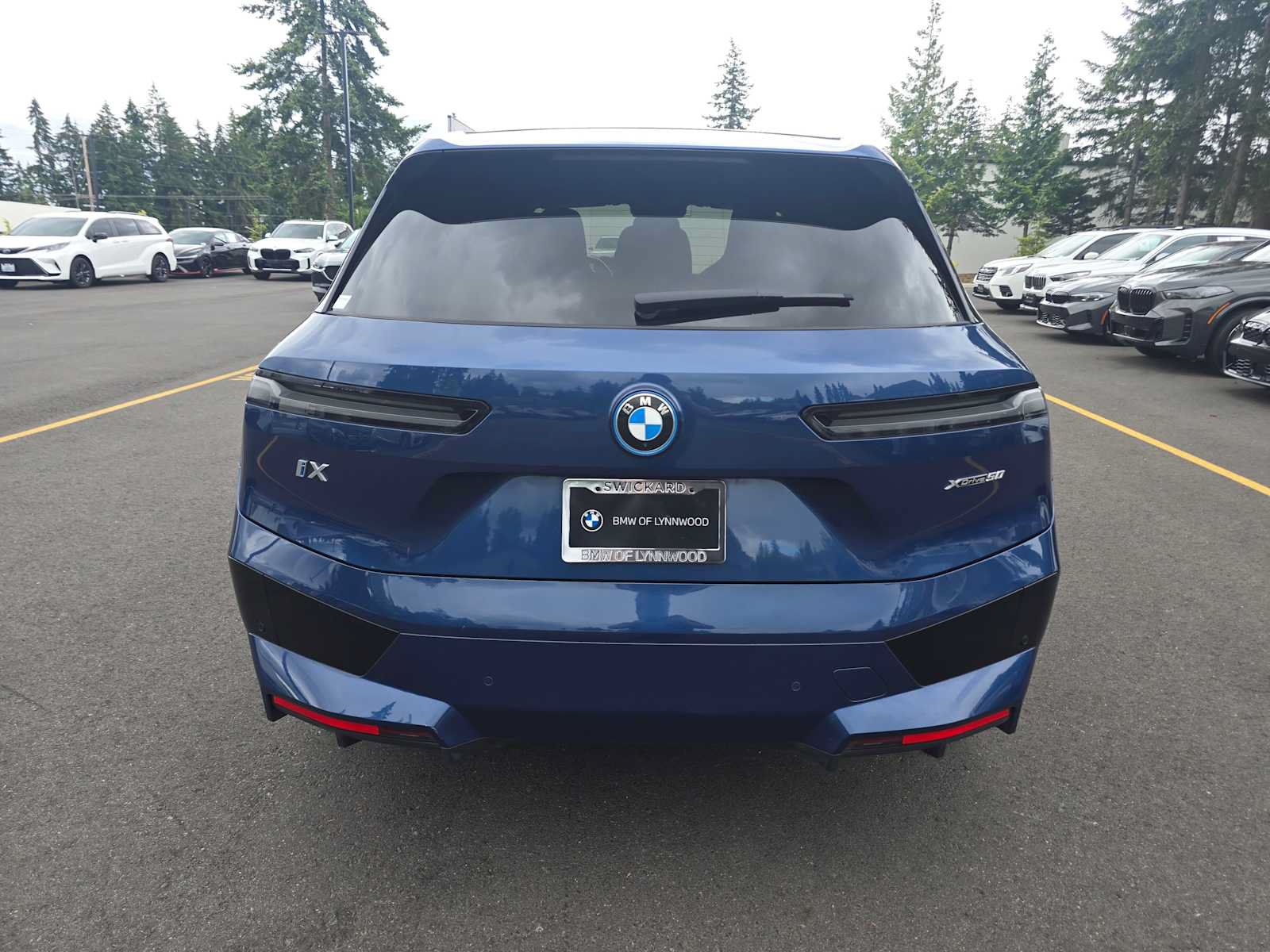 Used 2023 BMW iX xDrive50 w/ Sport Package AWD/4WD image 4