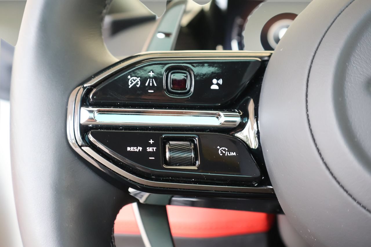 Used 2025 Aston Martin Vanquish RWD image 19