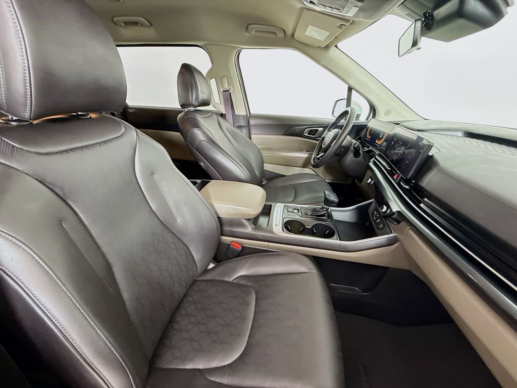 Used 2025 Kia Carnival image 32